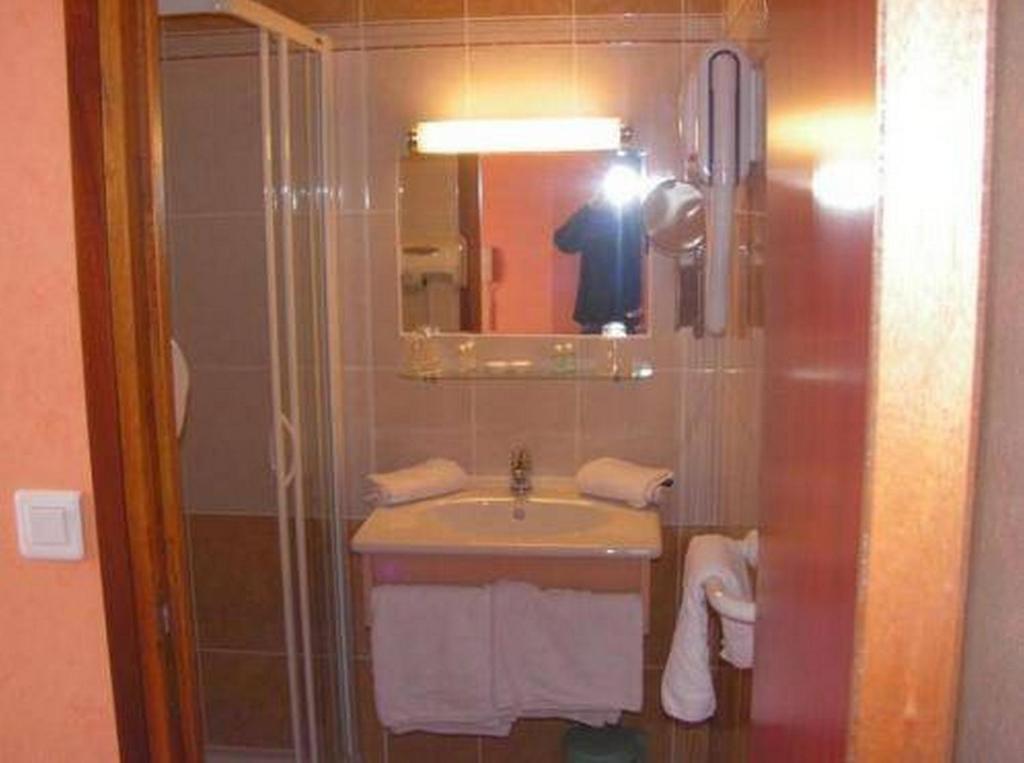 Au P'Tit Quinquin Hotel Le Val-Saint-Pere Room photo
