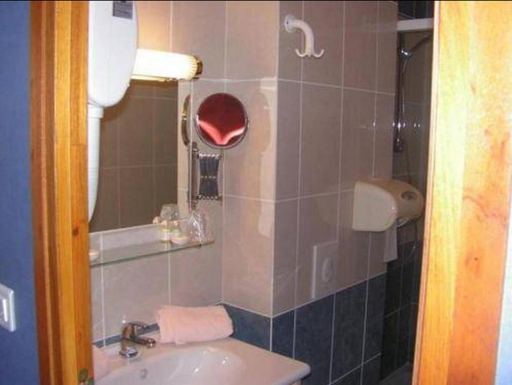 Au P'Tit Quinquin Hotel Le Val-Saint-Pere Room photo