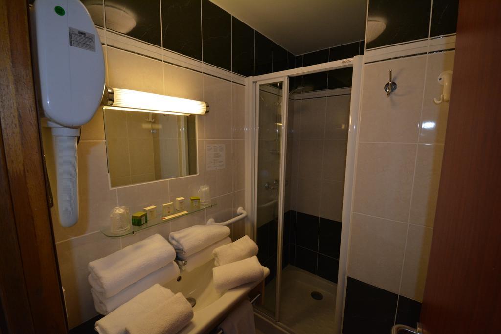 Au P'Tit Quinquin Hotel Le Val-Saint-Pere Exterior photo