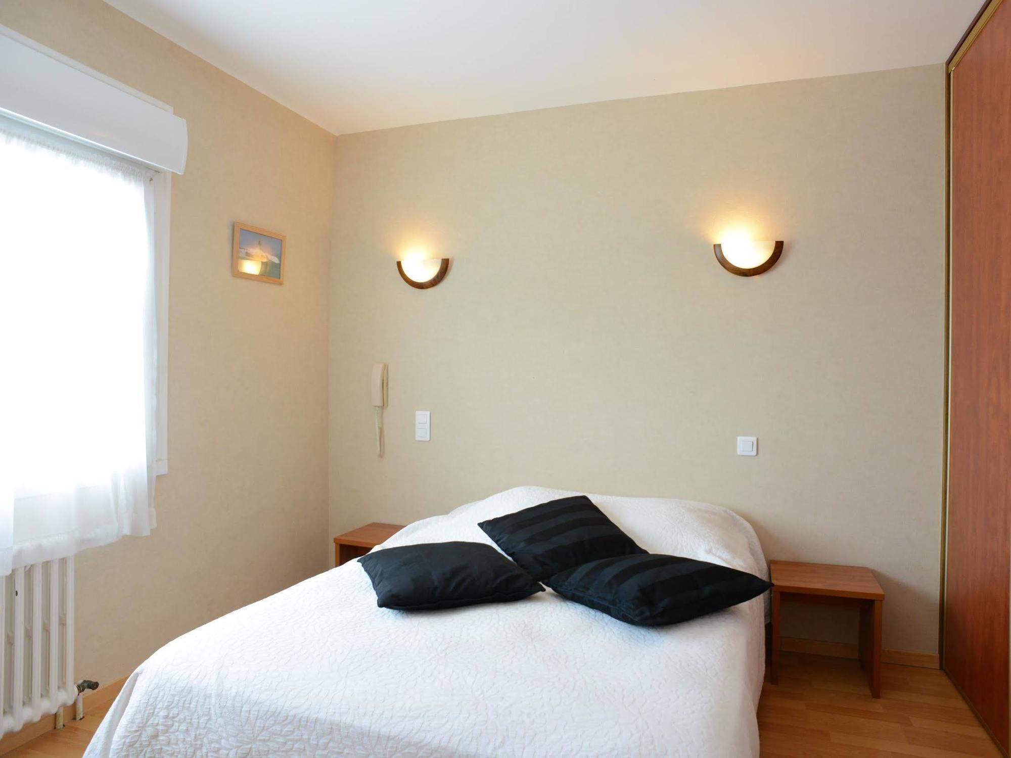 Au P'Tit Quinquin Hotel Le Val-Saint-Pere Exterior photo