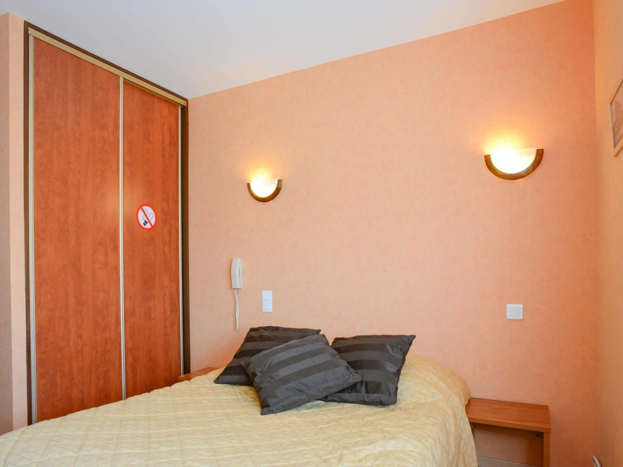 Au P'Tit Quinquin Hotel Le Val-Saint-Pere Exterior photo